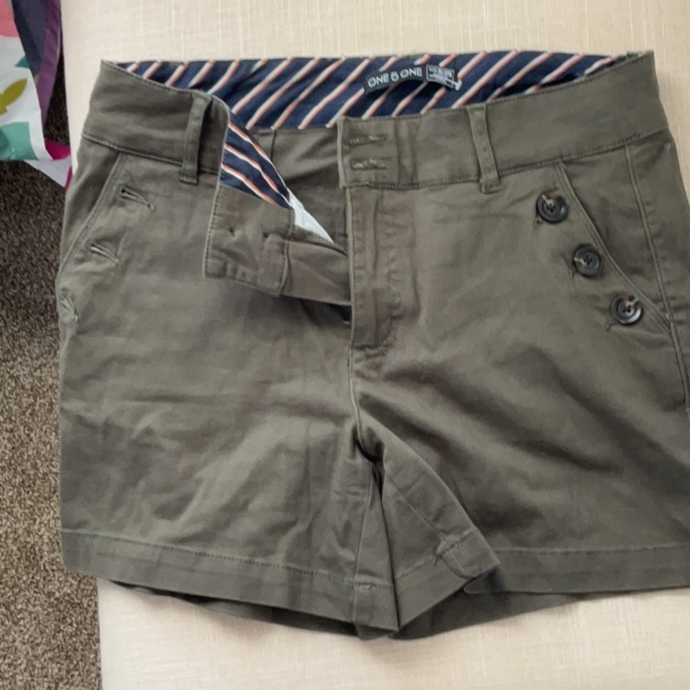 Green women’s shorts size 8.